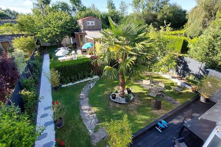 Gîte pour 2 personnes, avec terrasse ainsi que jardin et jacuzzi à La Verrière