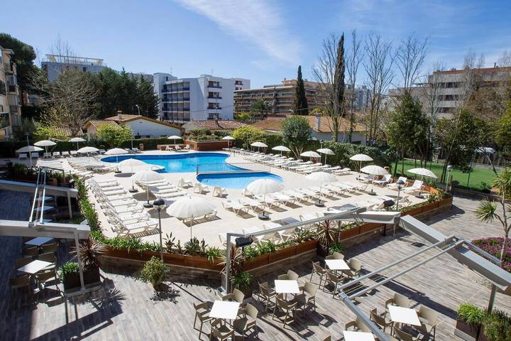 Apartahotel para 5 personas, con Balcón y Terraza además de Jardín y Piscina para niños en Salou