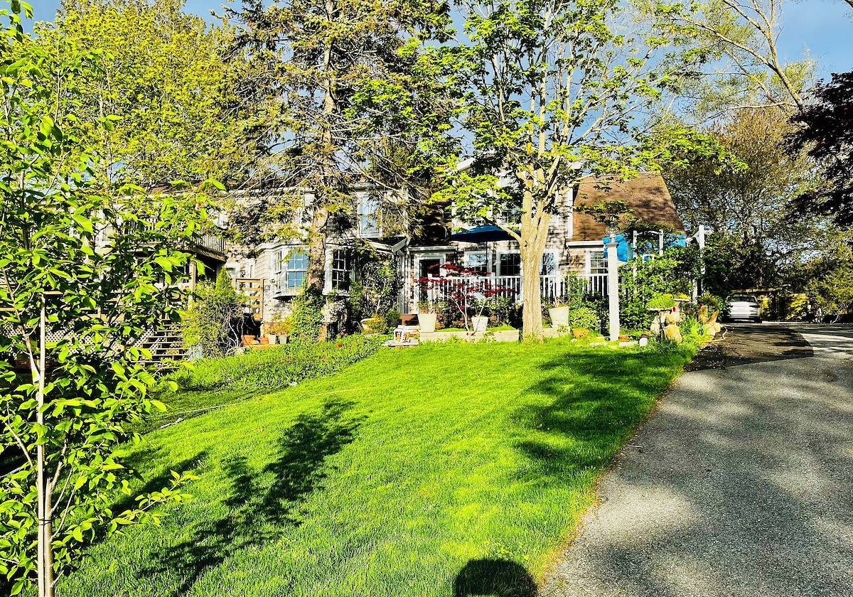 5 star 1,550 Sf - The Gale Force Farmhouse at Telegraph Hill - Modern, Renovated in Race Point Beach, Provincetown