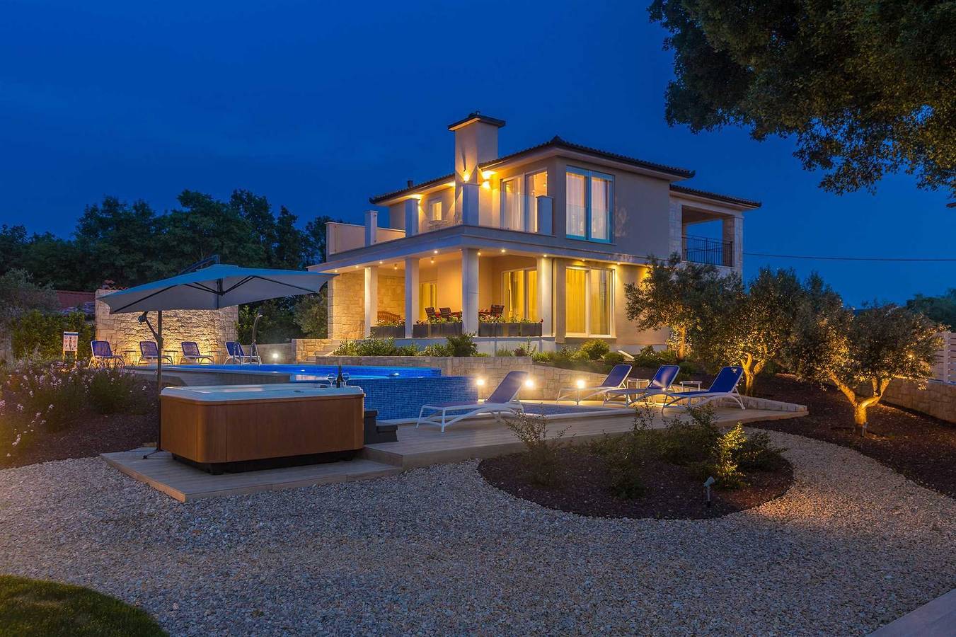 Villa Romantica mit Sauna, Pool und Whirlpool in Malinska-Dubašnica, Krk