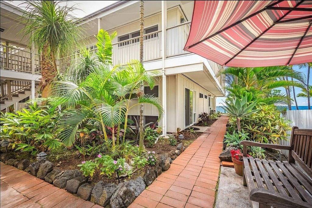 Ganze Wohnung, Oceanfront; Stunning Corner Unit in Quiet Boutique Complex, Spacious, Pool, A/C! in Komohana Kai, Holualoa