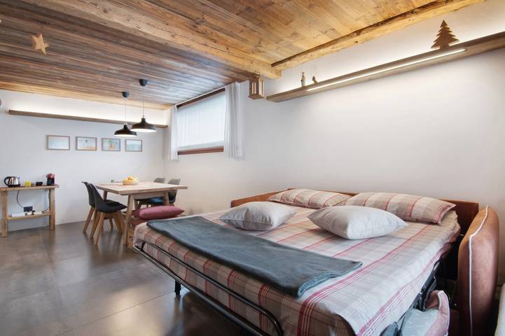 Apartamento inteiro, Apartamento 'Nadia' com vista para o lago, terraço privado e acesso Wi-Fi in Verceia (Village), Verceia
