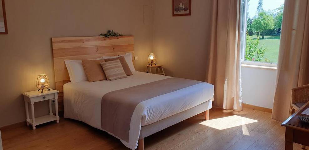 Location de vacances pour 2 personnes, avec jardin ainsi que vue et piscine à Blacé - 3