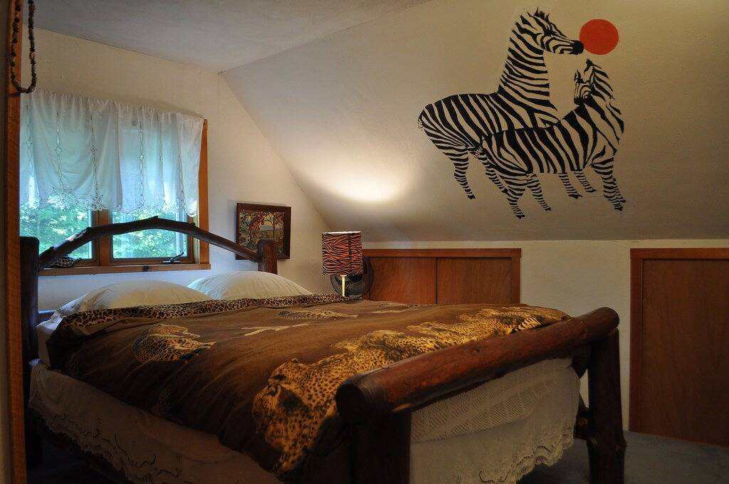 Russian and South African room in cabin surrounded by state forest in Tompkins County