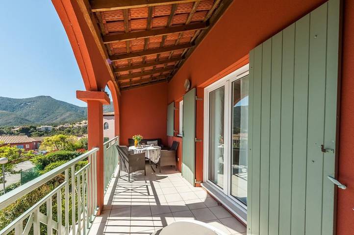 Ferienwohnung für 3 Personen, mit Balkon und Pool in Théoule-sur-Mer