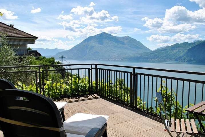 Appartamento per 5 persone, con vista lago e giardino nonché panorama, adatto a famiglie con bambini in Bellano
