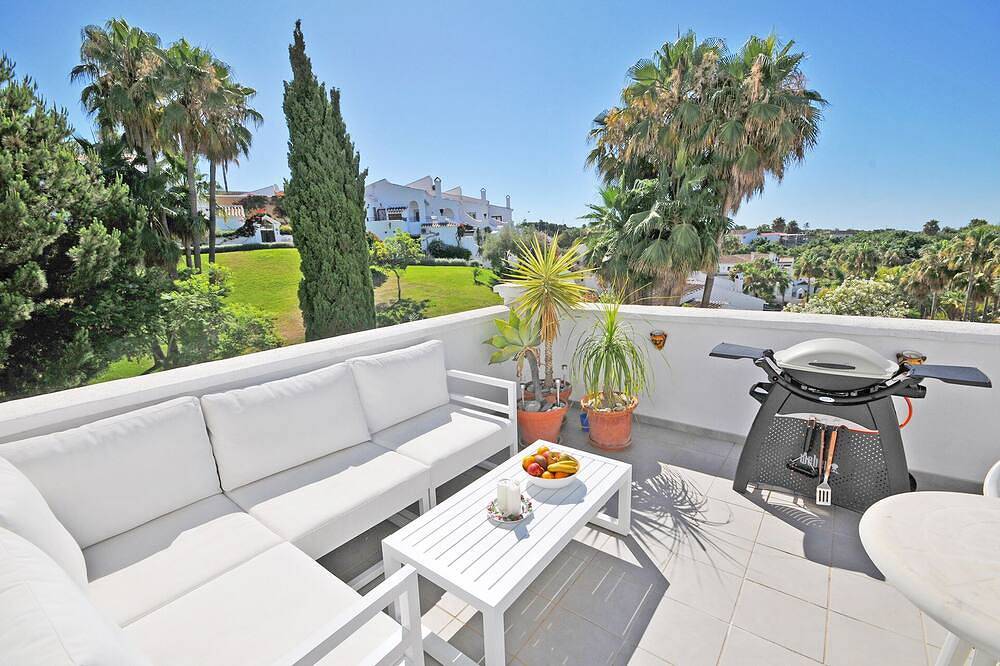 Entire apartment, Nice Modern 2 Bedroom Apartment in Nerja, Oasis de Capistrano in El Capistrano, Costa del Sol