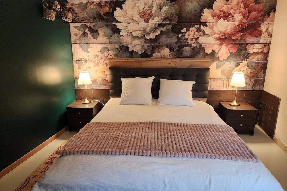 Les Trois Grottes, piscine extérieure chauffée toute l'année, 7 chambres. in Longueval-Barbonval, Les Septvallons