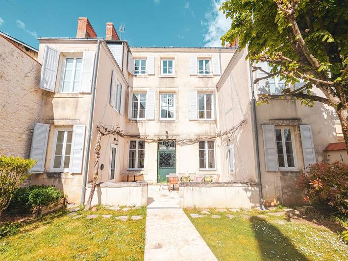 Gîte pour 15 personnes, avec Jacuzzi et Jardin à Châteauroux