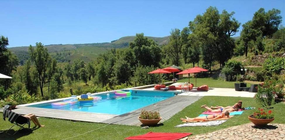 Casa de férias para 10 pessoas, com jardim e jacuzzi e ainda piscina, adaptado a crianças em Vila Pouca de Aguiar