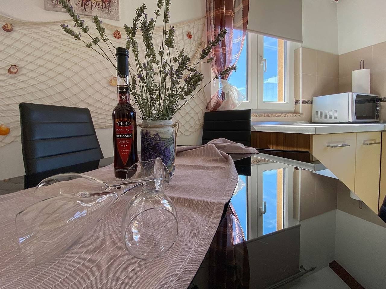 Cały apartament, Helles Apartment nur 120 Meter zum Strand mit Meerblick, Liegen, Klima, Wifi in Novigrad, Umag i okolice