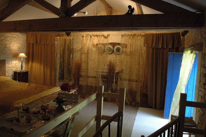 Ecurie transformée en gîte romantique, au domaine Le Nid des Oiseaux in Cubjac-Auvézère-Val d'Ans, Périgord Blanc