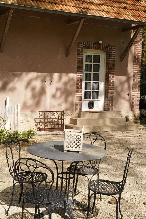 Gîte pour 4 personnes, avec jardin et terrasse à Barjouville