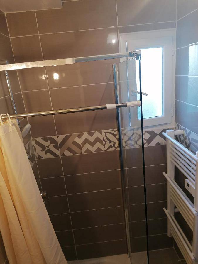 Appartement de vacances entier, Double Room with Private Bathroom in Quincy-Voisins, Seine-et-Marne