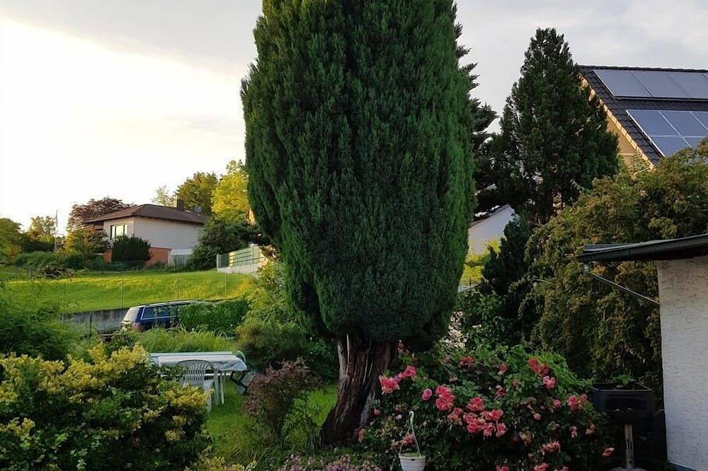 Ganze Wohnung, Ferienwohnung mit 2 getrennten Schlafräumenund neuem Bad in Altenstadt a.d.Waldnaab, Naturpark Nördlicher Oberpfälzer Wald