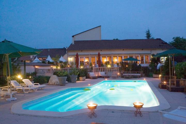Hôtel pour 2 personnes, avec Jacuzzi et Terrasse ainsi que Jardin et Bassin pour enfant
