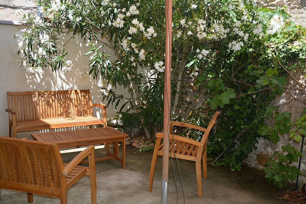 Jolie maison de village tte équipée avec terrasse et clim. Pour 6 pers. in Bédarrides, Vaucluse