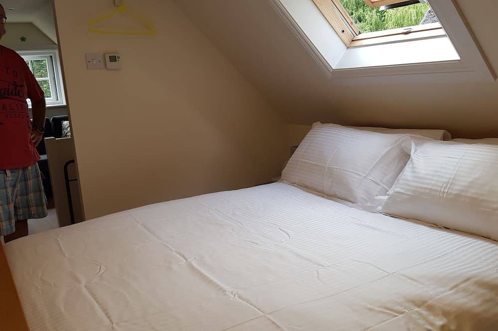 Riverside Pied a Terre, in Town, Two Acre Garden in Fordingbridge, Hampshire