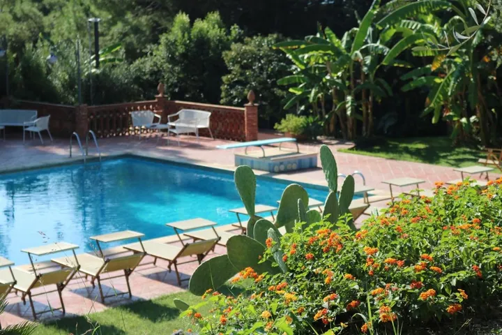Aparthotel para 7 personas, con jacuzzi y piscina además de jardín y piscina para niños, Familias con niños - 1