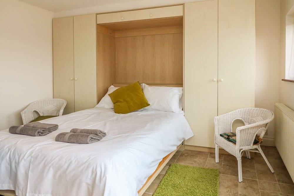 The Stables, pet friendly, with hot tub in Crowcombe in Crowcombe, Somerset