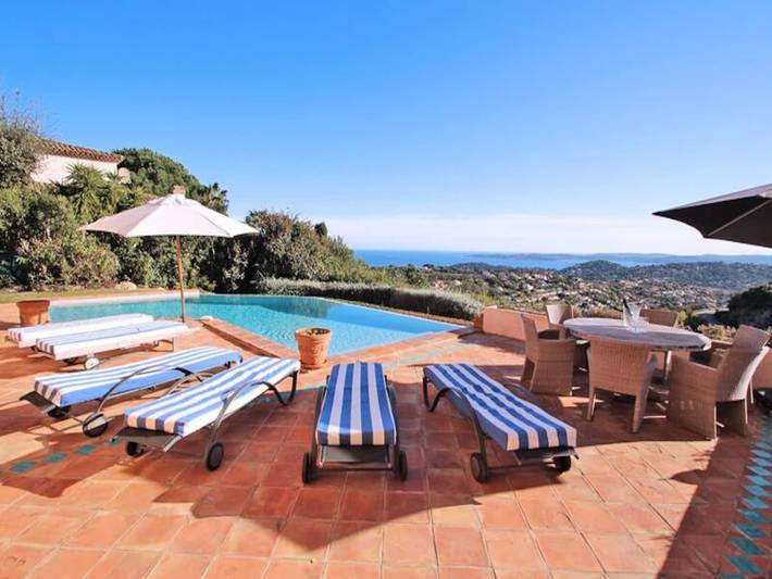 Gîte pour 10 personnes, avec terrasse ainsi que piscine et jardin, adapté aux familles dans Golf Bluegreen Sainte-Maxime - 2