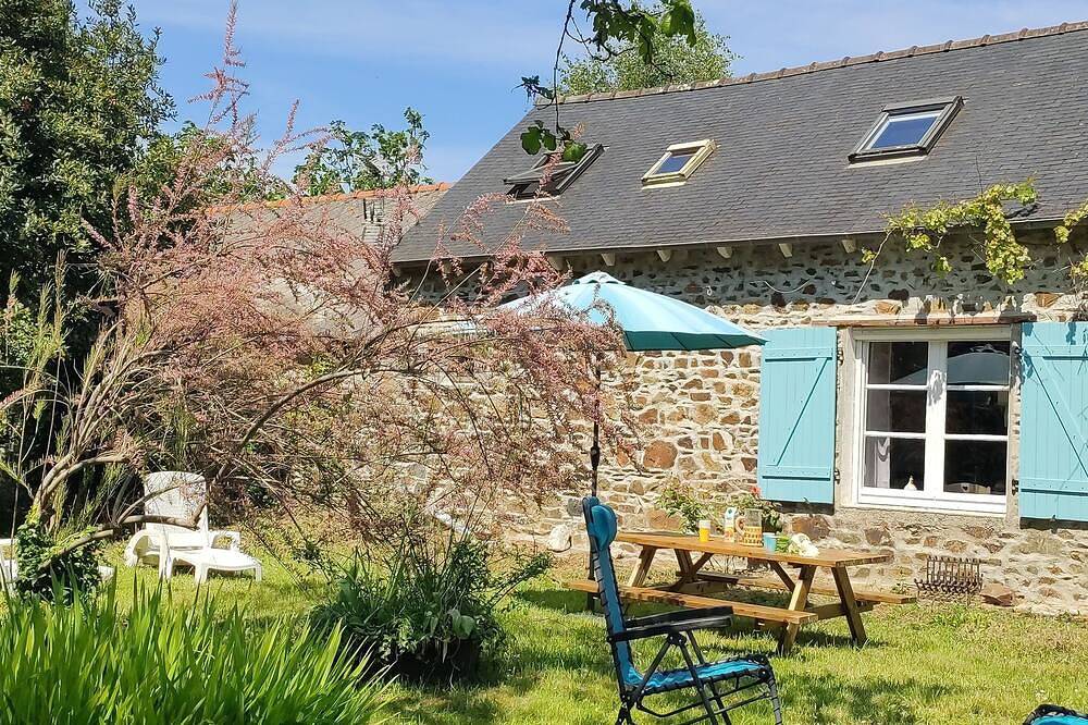 Pretty Breton house 300m from Gr34 beach. in Pordic, Côte de Goëlo