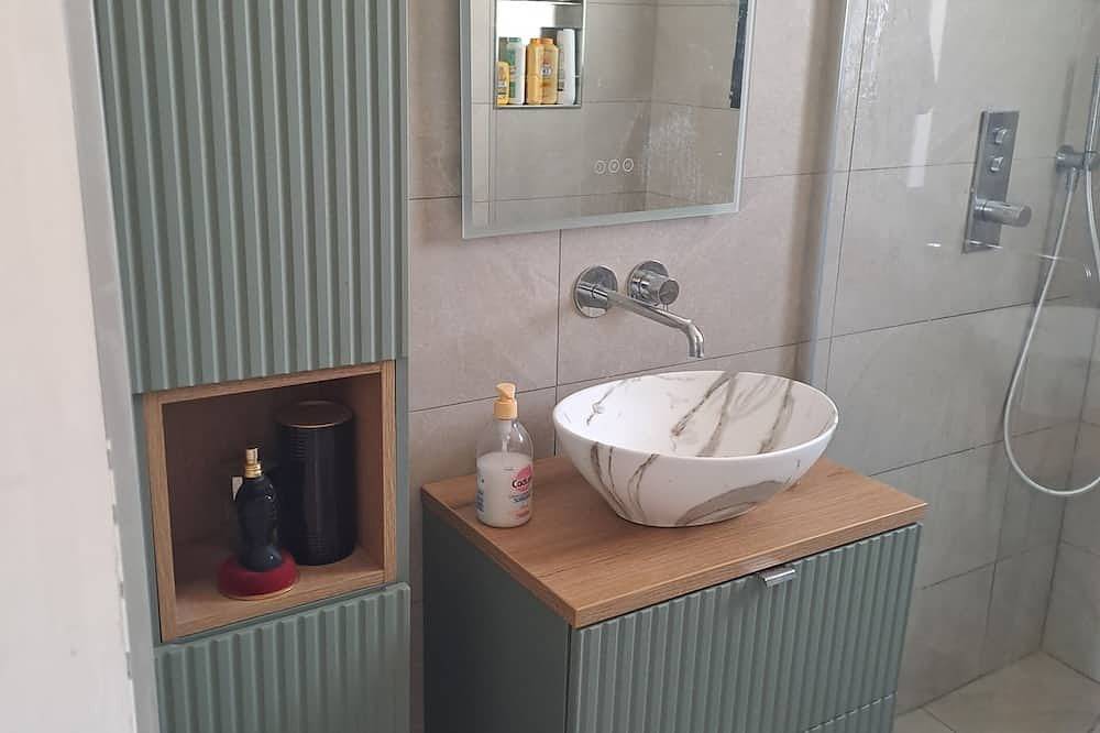 Large independent bedroom with bathroom in Luberon in Mirabeau, Regionaler Naturpark Luberon