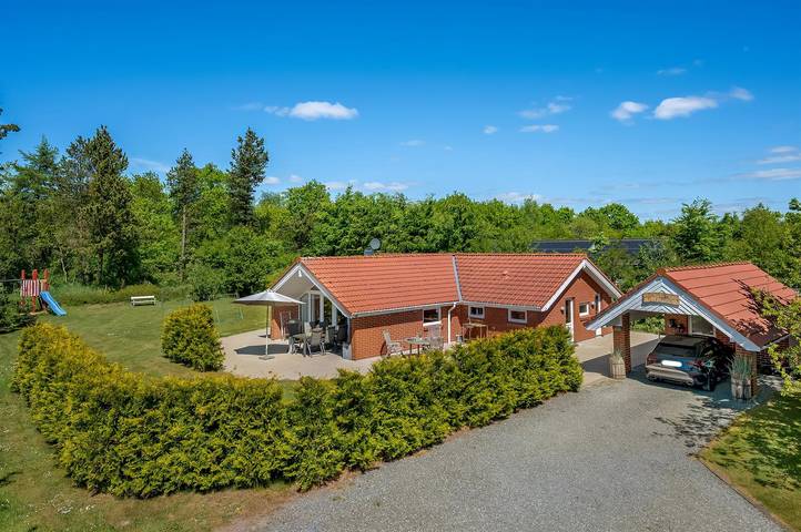 Ferieudlejning for 7 personer, med terrasse og jacuzzi såvel som sauna og have i Jegum