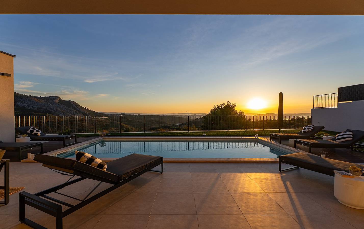 Neu! Villa Bella Ciao: Stilvolle 3-Schlafzimmer-Oase mit spektakulärem Blick auf Split und das Meer in Klis, Split-Dalmatien