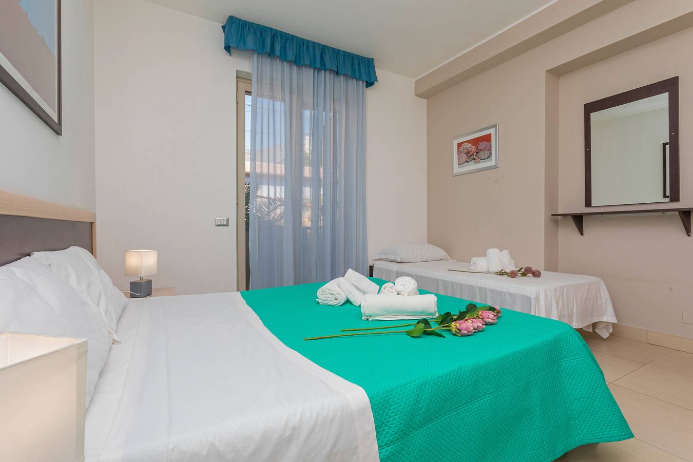 Apartamento entero, Apartamento 'Primo Piano 211/212' con Terraza Compartida, Wi-Fi y Aire Acondicionado in Giardini-Naxos, Provincia de Messina