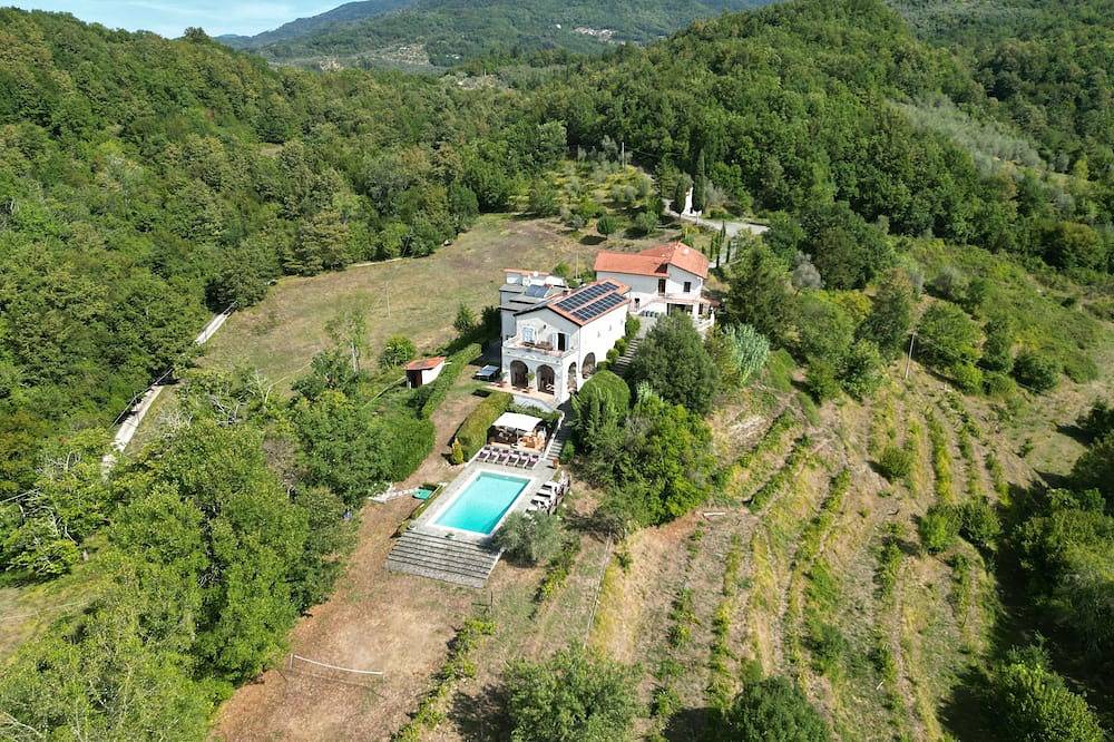 Magical Tuscan retreat set high among vineyards with pool and breathtaking views in Licciana Nardi, Val di Magra