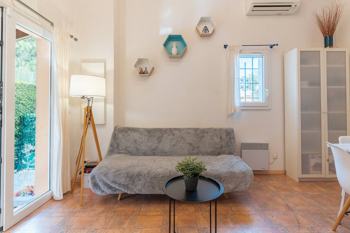 Entire apartment, Charming 2-bedroom house with pool, wifi, Ac in peaceful Eyguières in Eyguières, Arles region