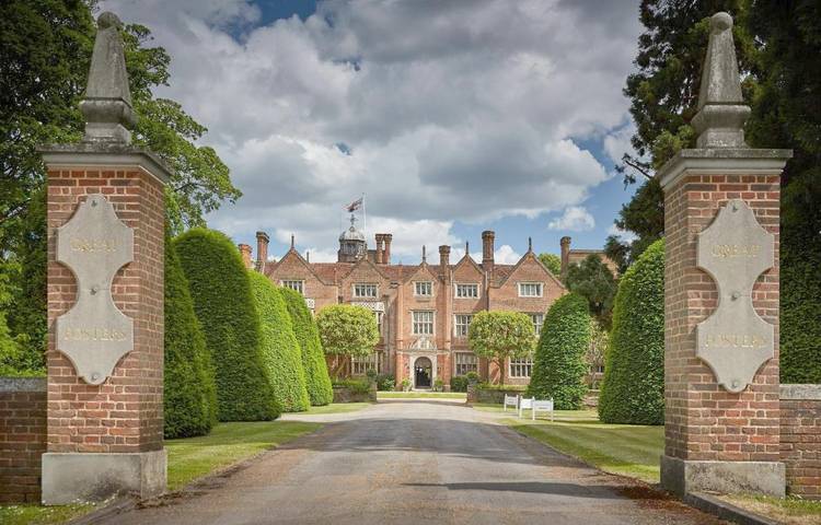 Hotel for 2 people, with Terrace and Yard as well as Pool and View in Surrey