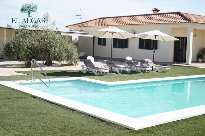 Casa rural para 9 personas, con terraza y vistas además de jardín y piscina, Se admiten mascotas en La Carlota