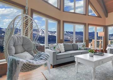 Vacation Rental for 11 Guests in Lac-Supérieur, Quebec, Picture 1