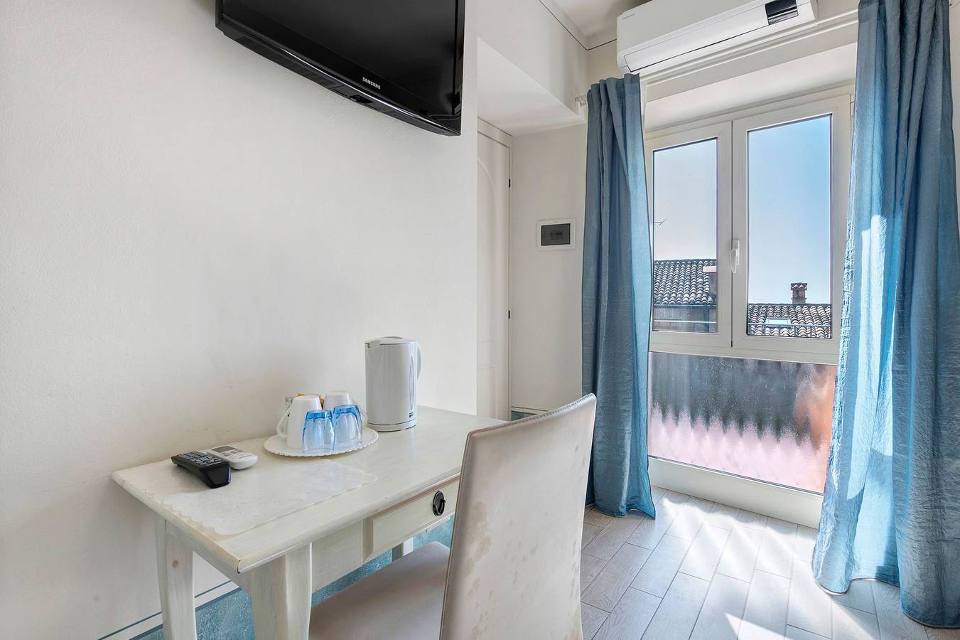 Bed and Breakfast 'Giardini Di Corte - Standard' con vista lago, Wi-Fi e aria condizionata in Maderno, Toscolano-Maderno