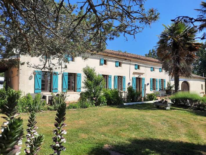 Gîte pour 14 personnes, avec terrasse et jardin ainsi que piscine et vue, animaux acceptés à Saint-Vallier