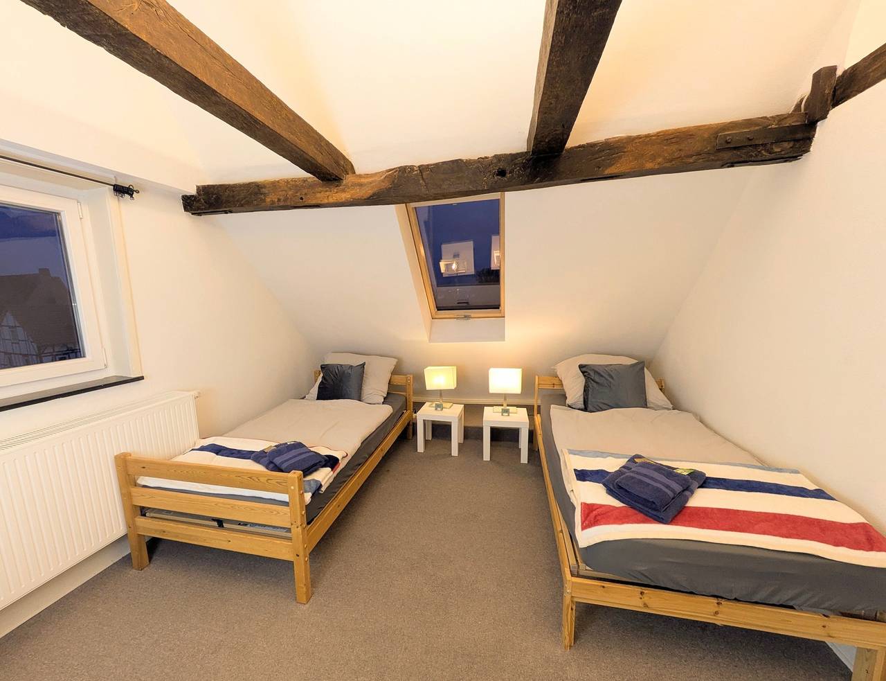 Ganze Ferienwohnung, Ferienwohnung Kassel Traube bis 1 - 4 Pers.Parkplatz & Küche Modern in Wolfsanger-Hasenhecke, Kassel