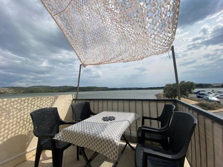 Location de vacances pour 4 personnes, avec terrasse ainsi que vue sur le lac et vue, animaux acceptés dans Tour Barberousse Chateau De Gruissan - 3