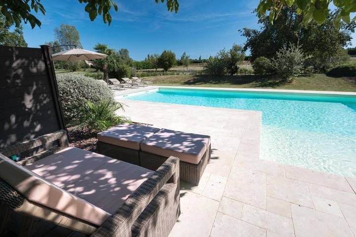 Chambre d’hôte pour 3 personnes, avec bassin pour enfant et piscine ainsi que jardin et vue
