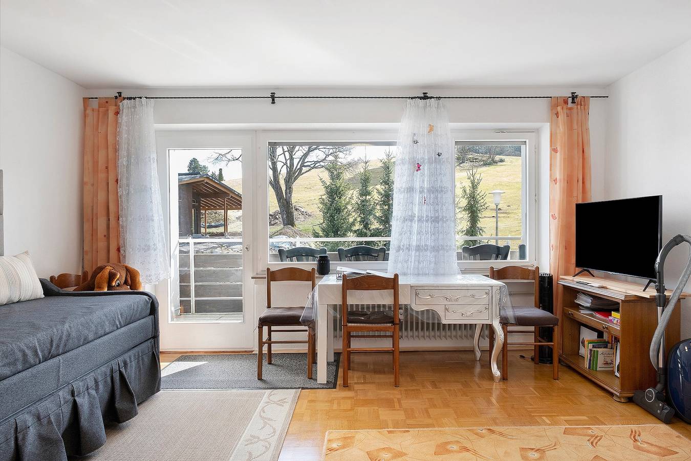 Entire studio, Schönwald Black Forest Homes – Apartment with Pool, Small Lake, 100 m to Ski Lift in Schönwald, Southern Black Forest