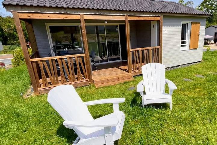 Chalet für 4 Personen, mit Terrasse und Pool sowie Garten - 1