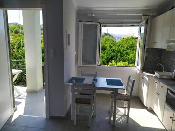 Gîte pour 4 personnes, avec vue et jardin dans Selianitika