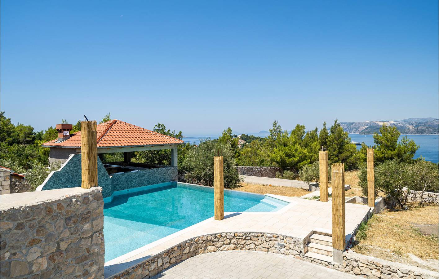 Charming 2-Bedroom Apartment with Pool, Wi-Fi, 500m to Beach in Cavtat, Cavtat (Dalmatia)
