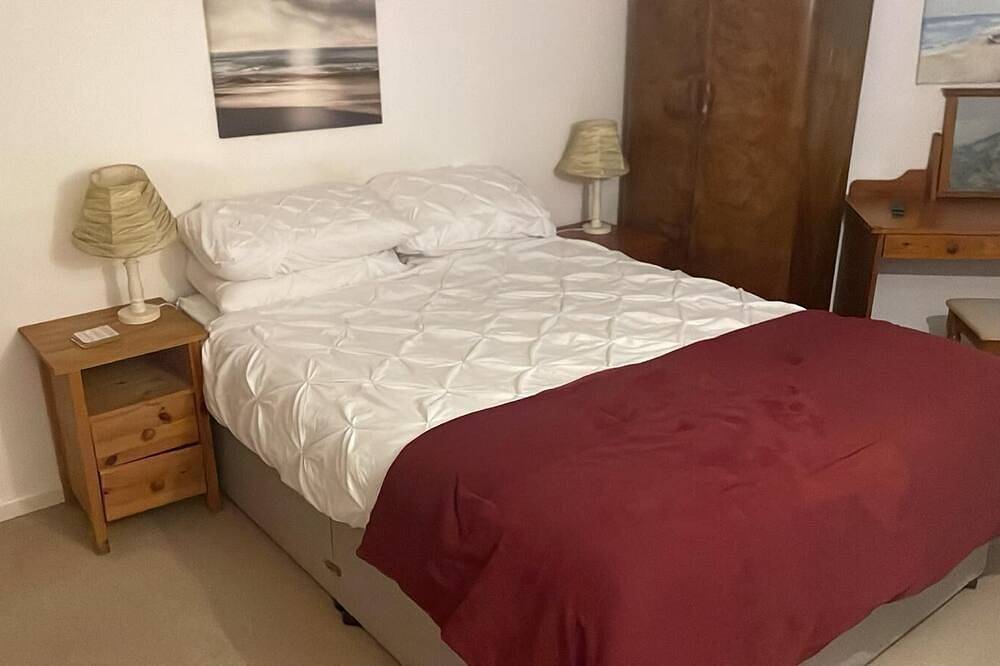 Entire apartment, Tranquil 2-bedroom apartment with terrace nr Shanklin beach very relaxing in Shanklin, Isle of Wight