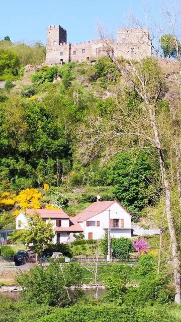 Gîte pour 7 personnes, avec vue et jardin à Chouvigny