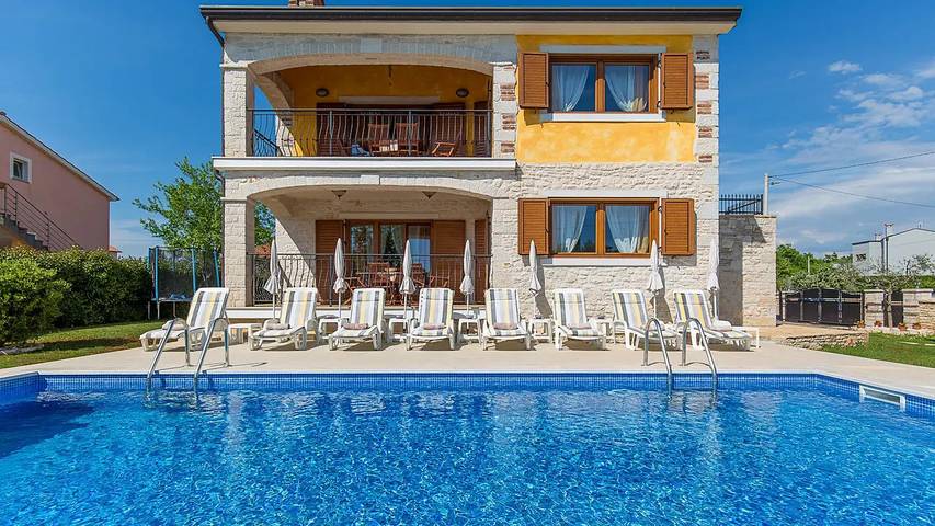 Ferienhaus für 10 Personen, mit Terrasse und Pool