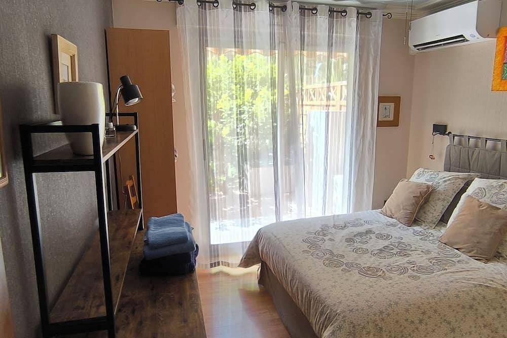 Apartamento entero, Very nice 3-rooms apartment + private garden10 mns, walk to the beach, quiet are in Saint-Laurent-du-Var, Region de Cannes