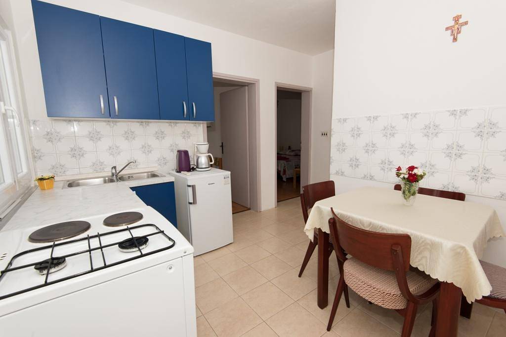 Apartamento entero, Ferienwohnung in Stupin Čeline mit Meerblick, Terrasse, Klimaanlage, W-Lan (5149-2) in Rogoznica, Condado de Šibenik-Knin