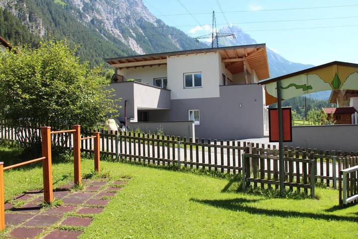 Vakantieappartement voor 5 personen, met uitzicht en tuin in Pettneu am Arlberg